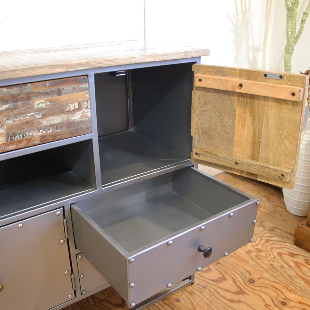 カレ / KARE メブサオショート キャビネット インダストリアル ヴィンテージ風 中古