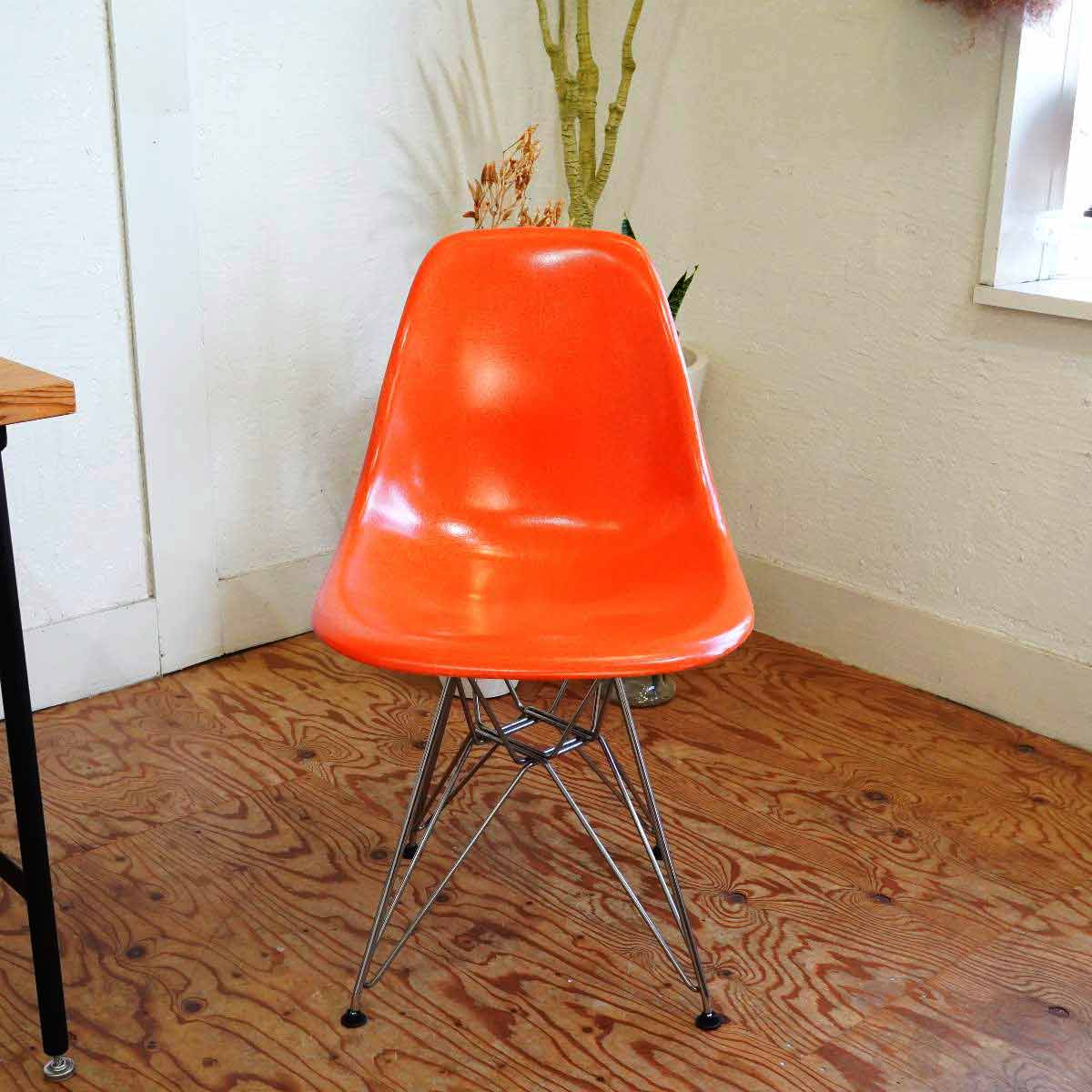 ハーマンミラー / Herman Miller サイドシェルチェア ファイバーグラス オレンジ チャールズ&レイ・イームズ エッフェルベース ワイヤーベース 中古