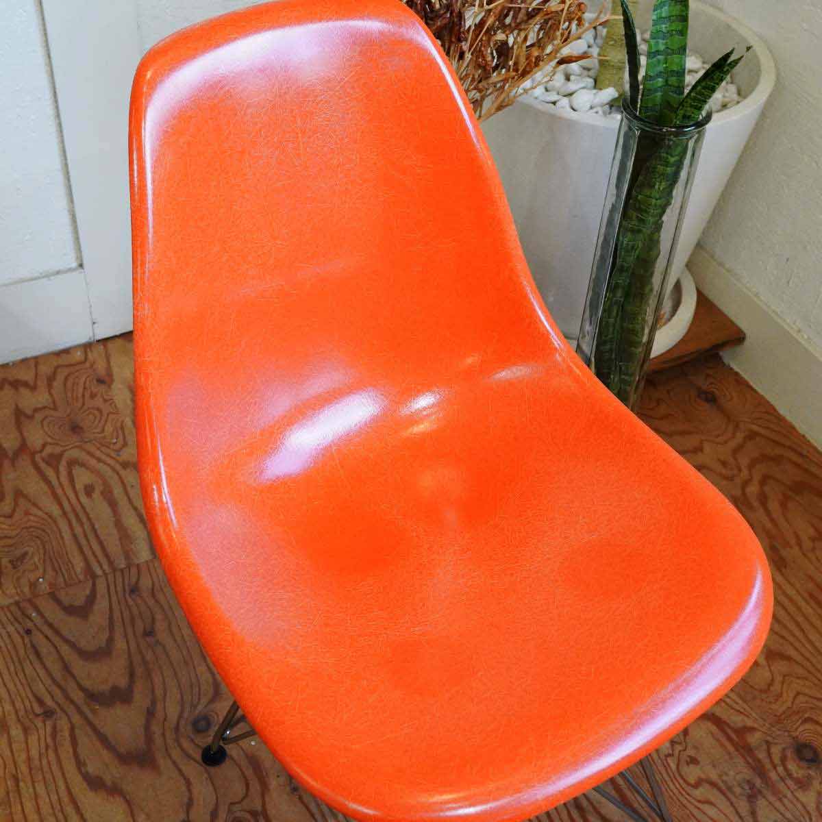 ハーマンミラー / Herman Miller サイドシェルチェア ファイバーグラス オレンジ チャールズ&レイ・イームズ エッフェルベース ワイヤーベース 中古