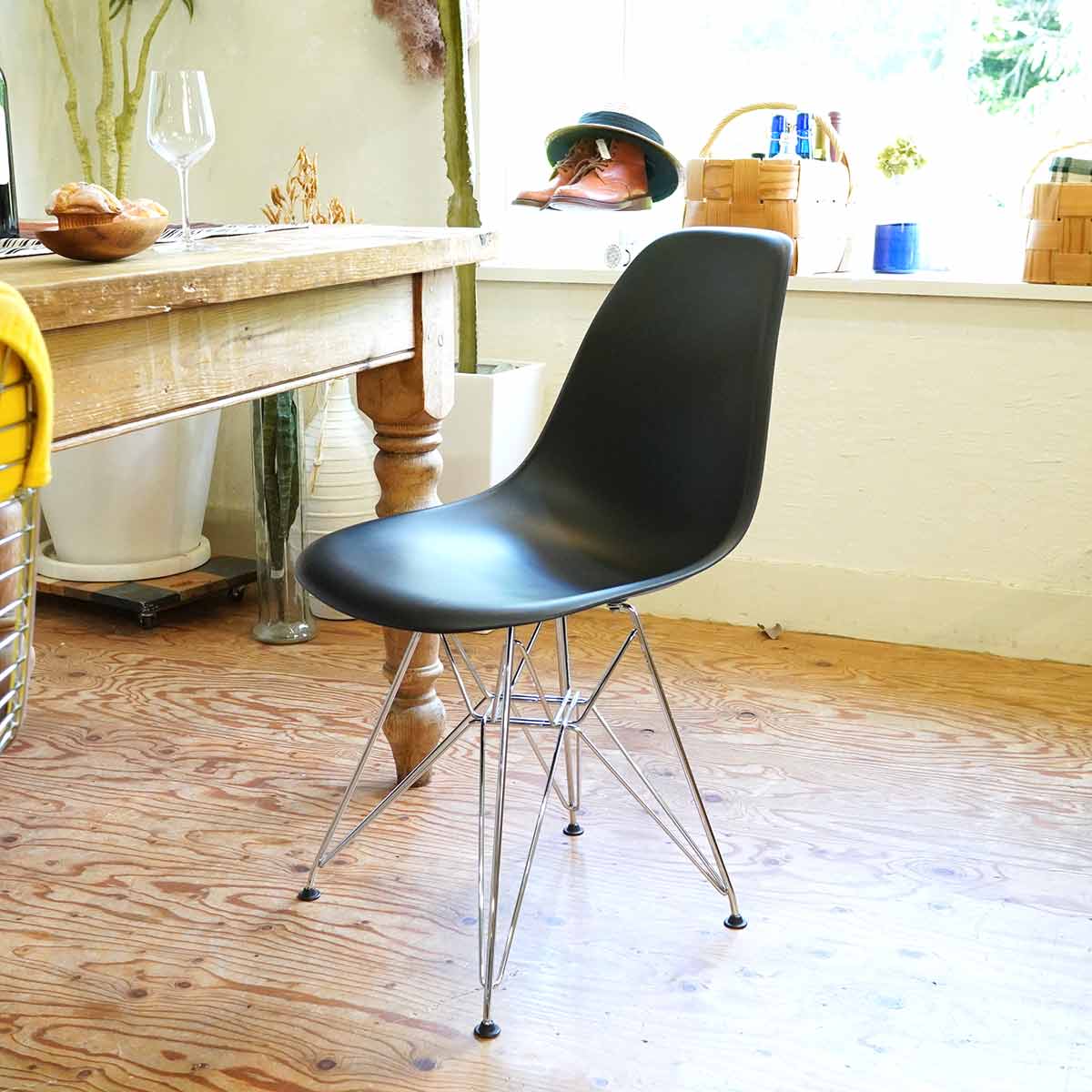 ハーマンミラー / Herman Miller ヴィトラ / Vitra サイドシェルチェア ブラック チャールズ&レイ・イームズ エッフェルベース 中古