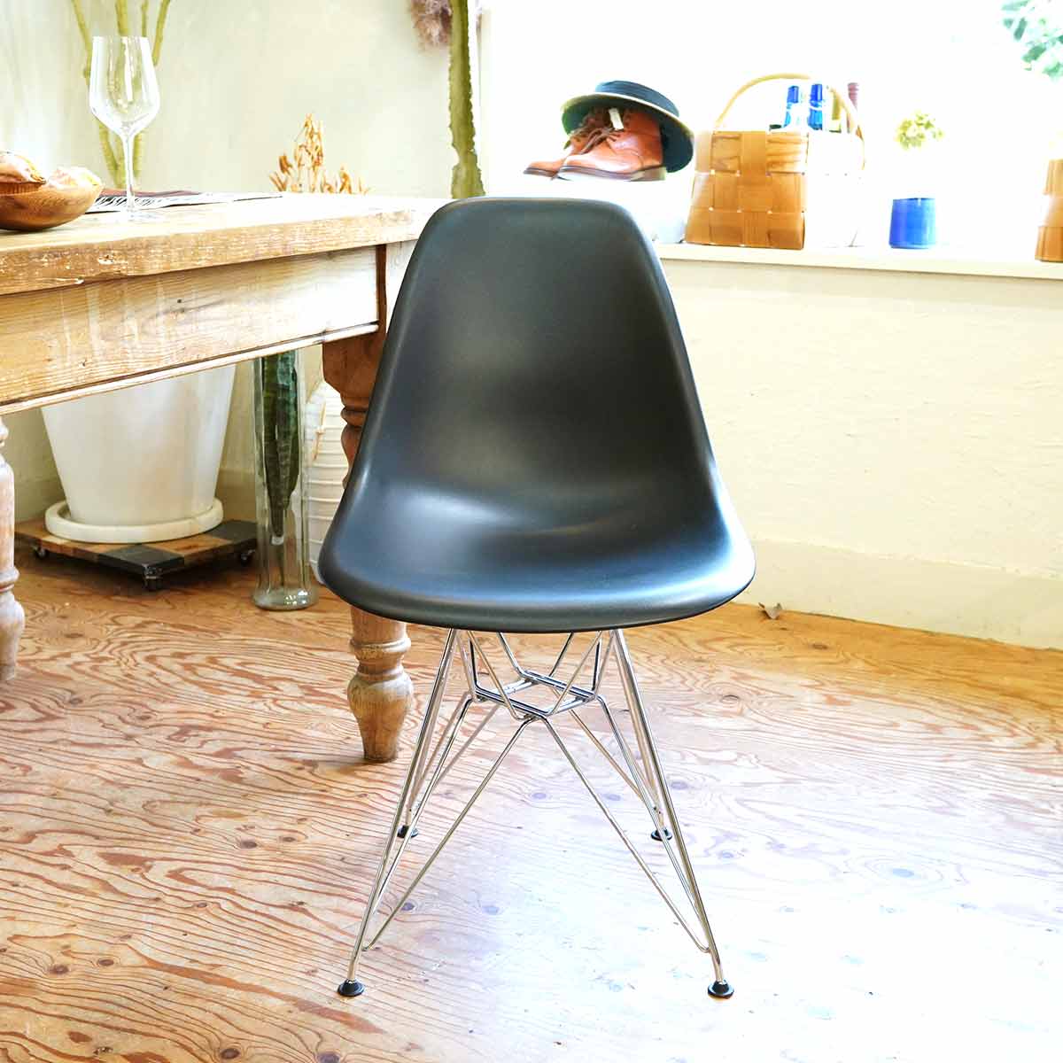 ハーマンミラー / Herman Miller ヴィトラ / Vitra サイドシェルチェア ブラック チャールズ&レイ・イームズ エッフェルベース 中古