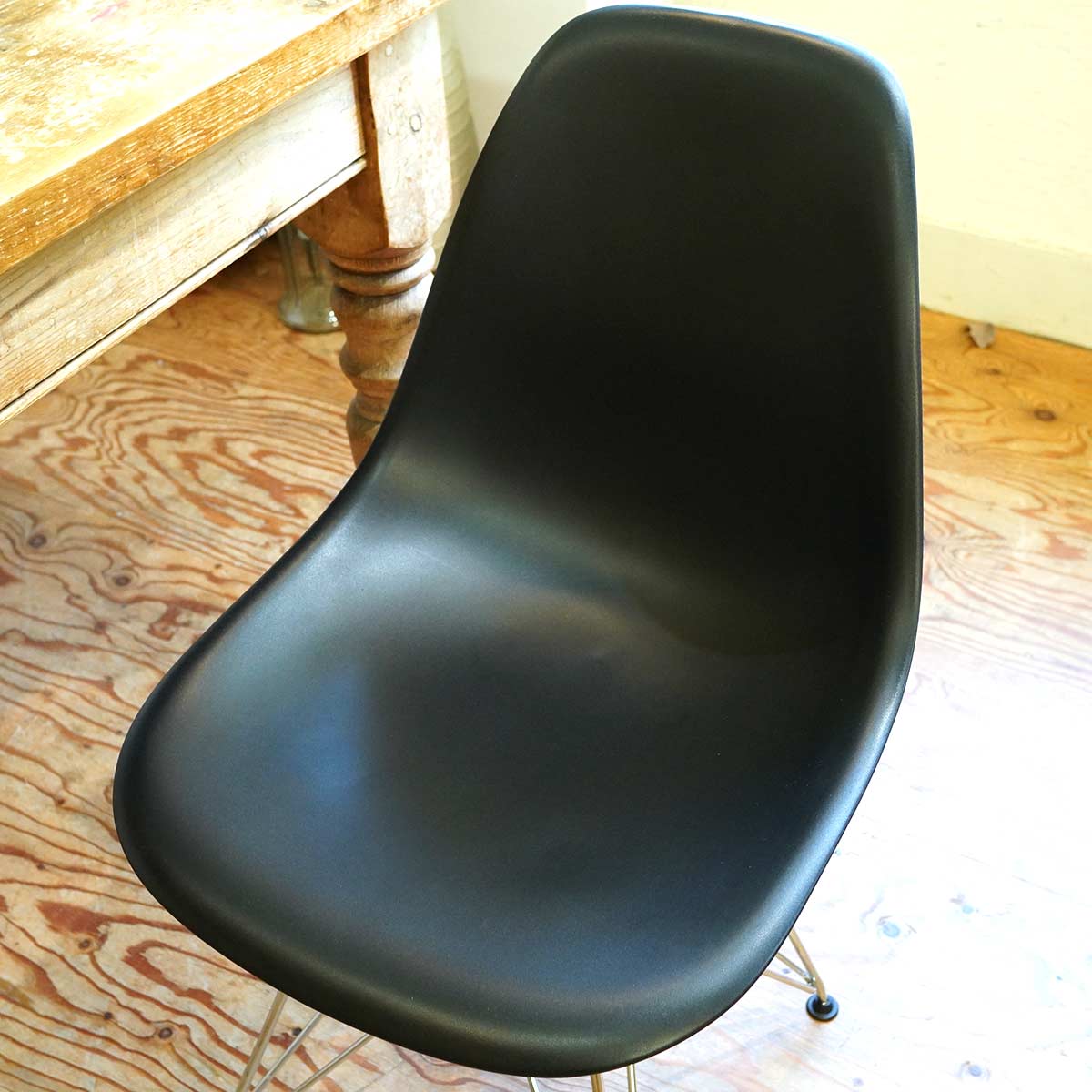 ハーマンミラー / Herman Miller ヴィトラ / Vitra サイドシェルチェア ブラック チャールズ&レイ・イームズ エッフェルベース 中古
