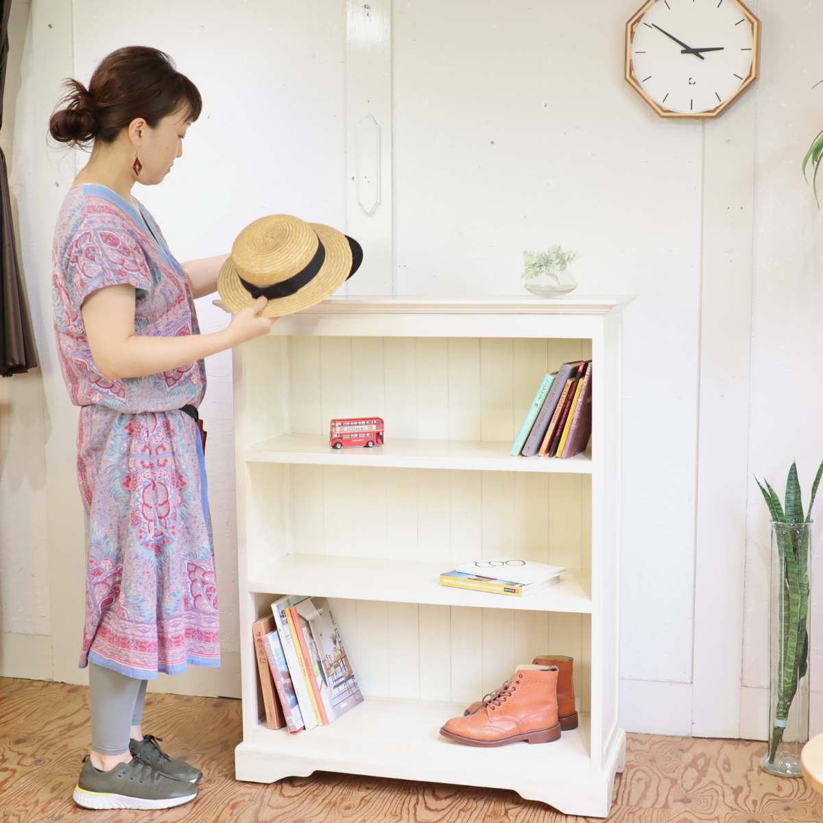 オープンキャビネット ホワイト シャビーチックな収納棚 木製キャビネット 中古