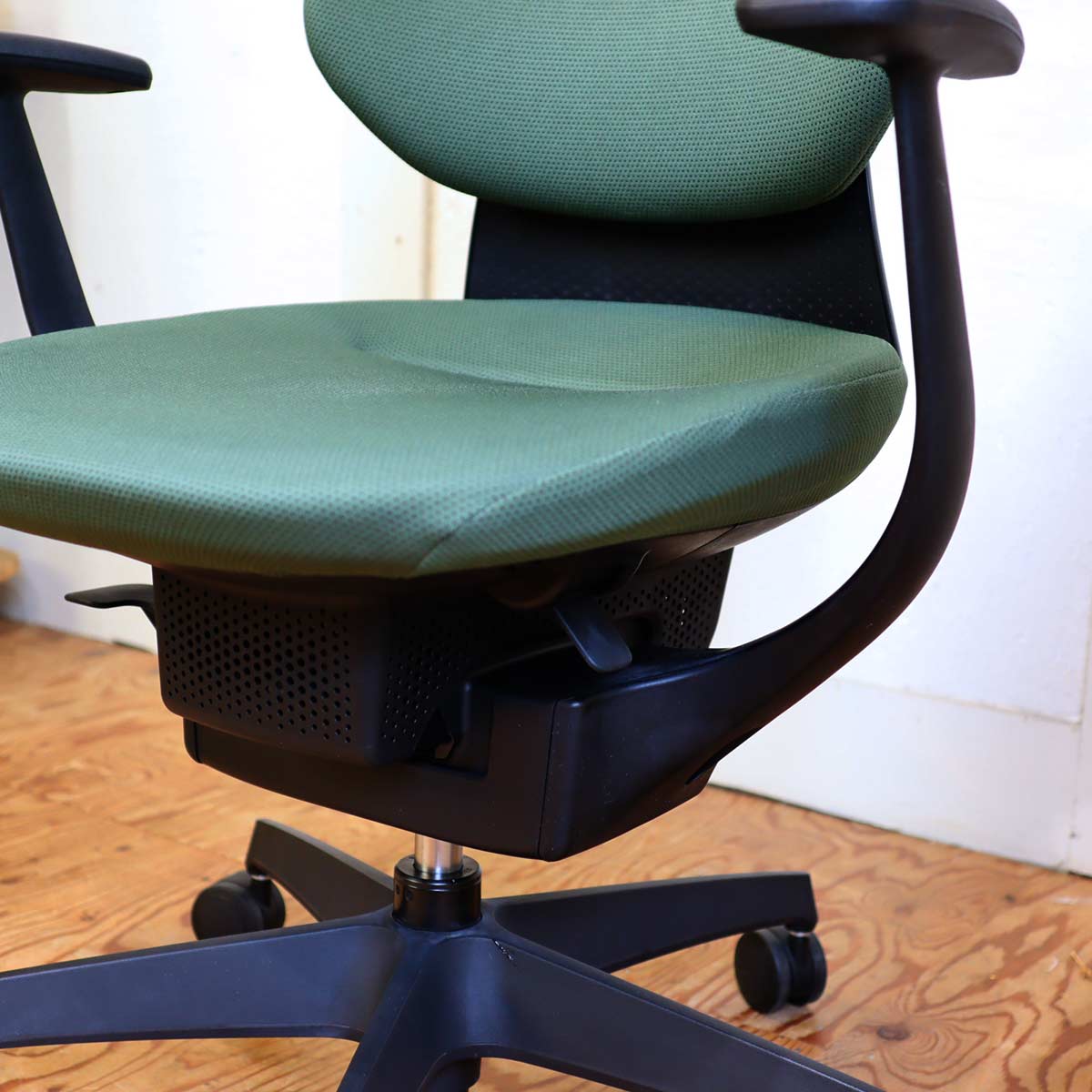 コクヨ / KOKUYO ing / イング オフィスチェア ワークチェア ヘッドレスト付き CRS-G3202E6 中古 <i>動画あり</i>