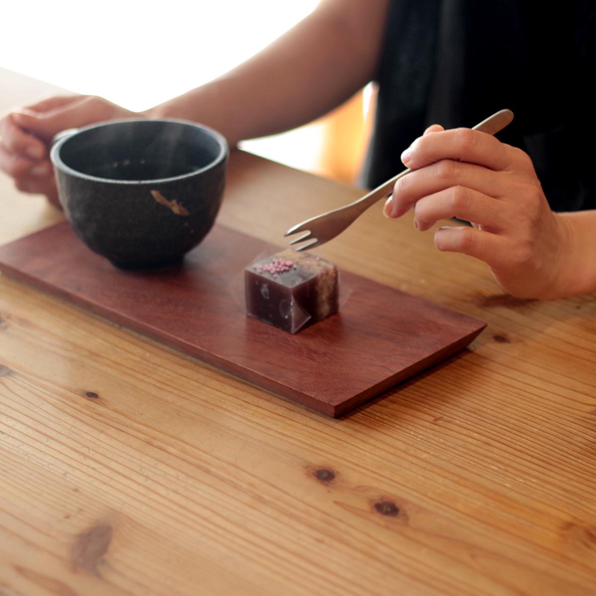 不要になった家具の木材から作った 折敷 【M】お盆 トレイ 無垢材 リバイブモブラープロジェクト