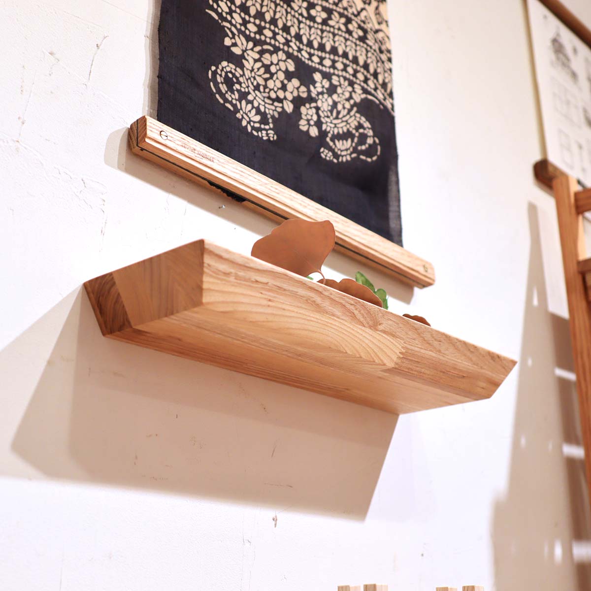 リバイブモブラープロジェクト 不要になった古い家具の木材から作ったウォールシェルフ タモ 【2】 地球にいちばんやさしい家具 SDGs