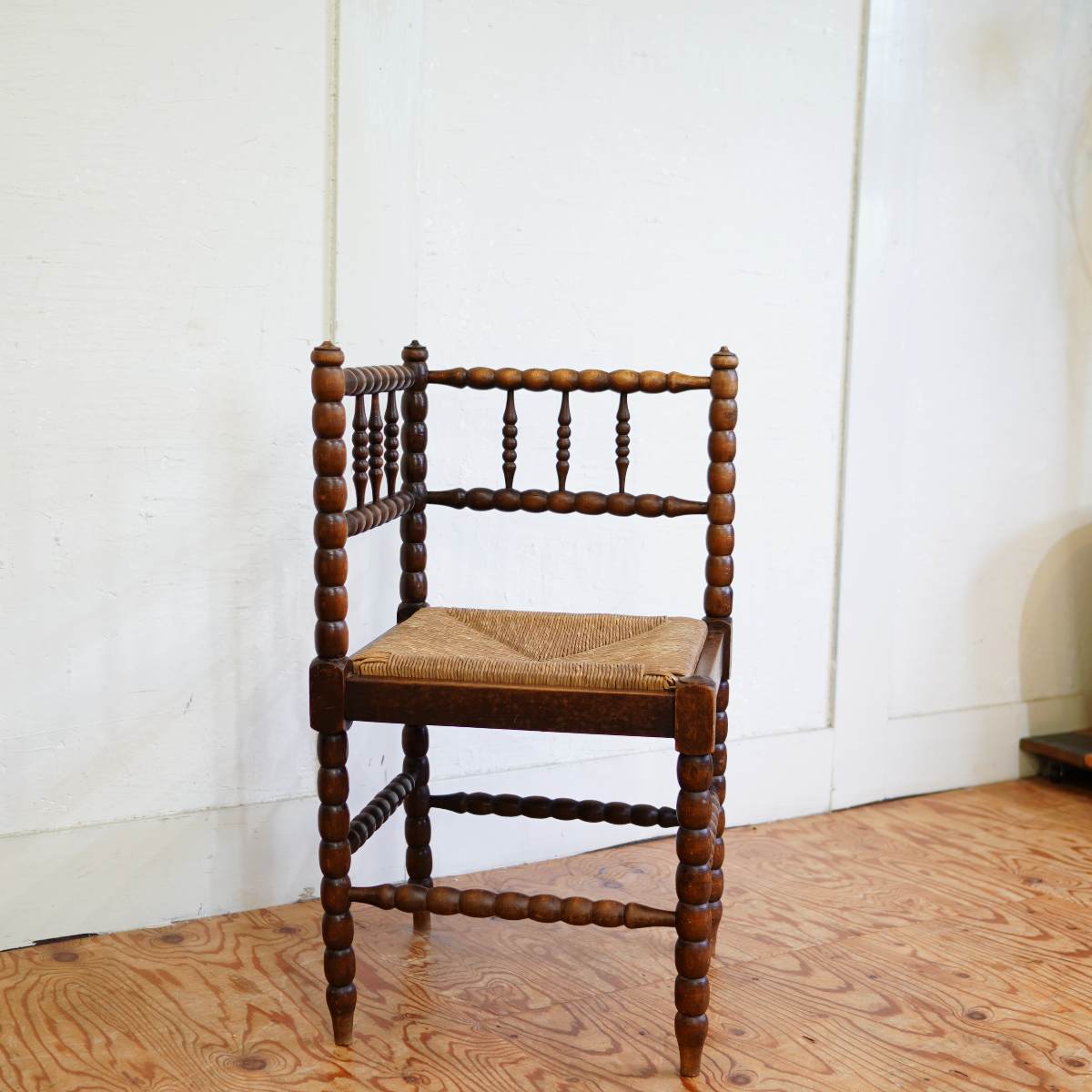 英国アンティーク コーナーチェア ボビンフレーム ラッシ張り