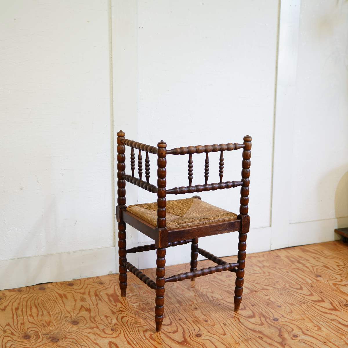英国アンティーク コーナーチェア ボビンフレーム ラッシ張り