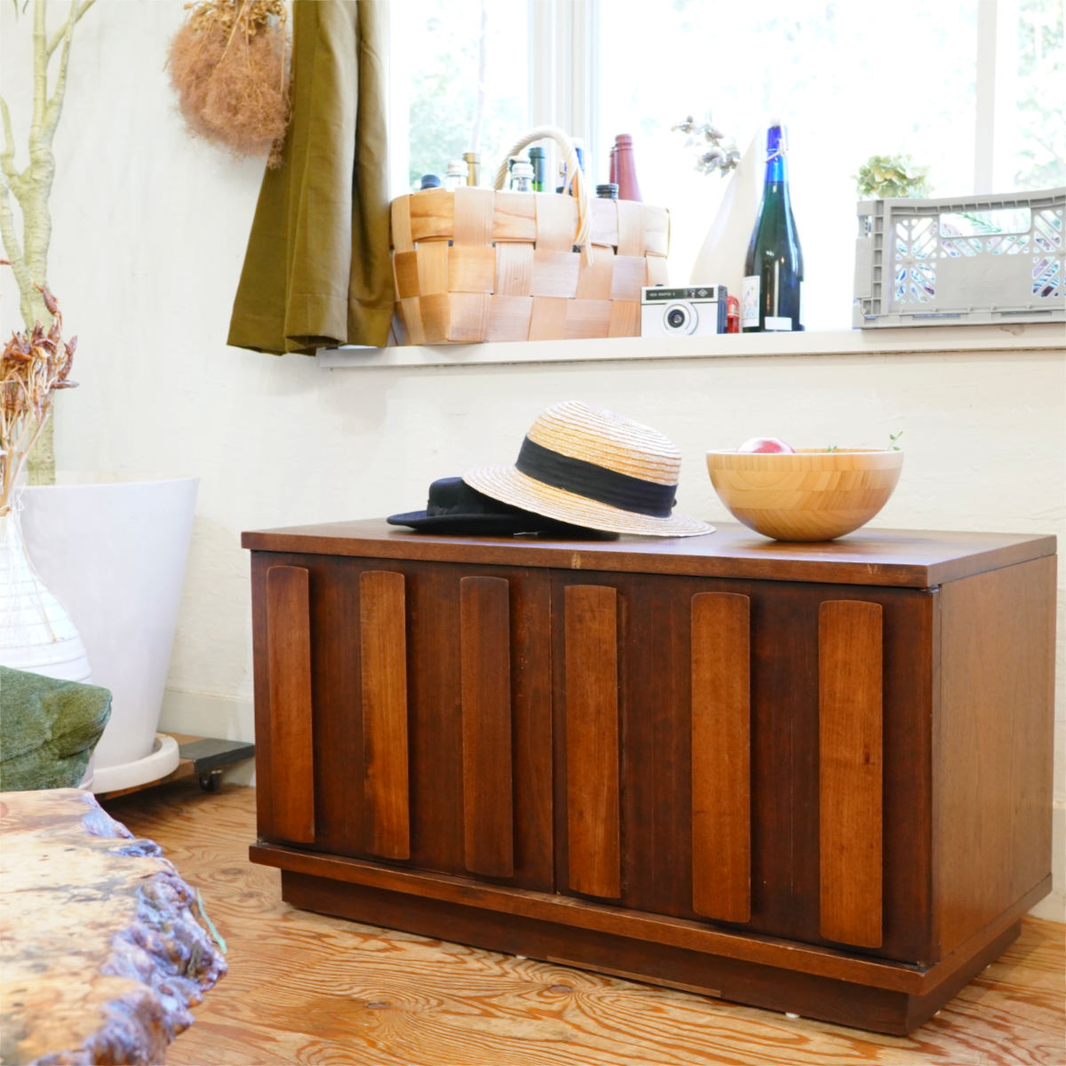 ウォールナットのキャビネット アメリカンヴィンテージ テレビボード 収納家具 中古