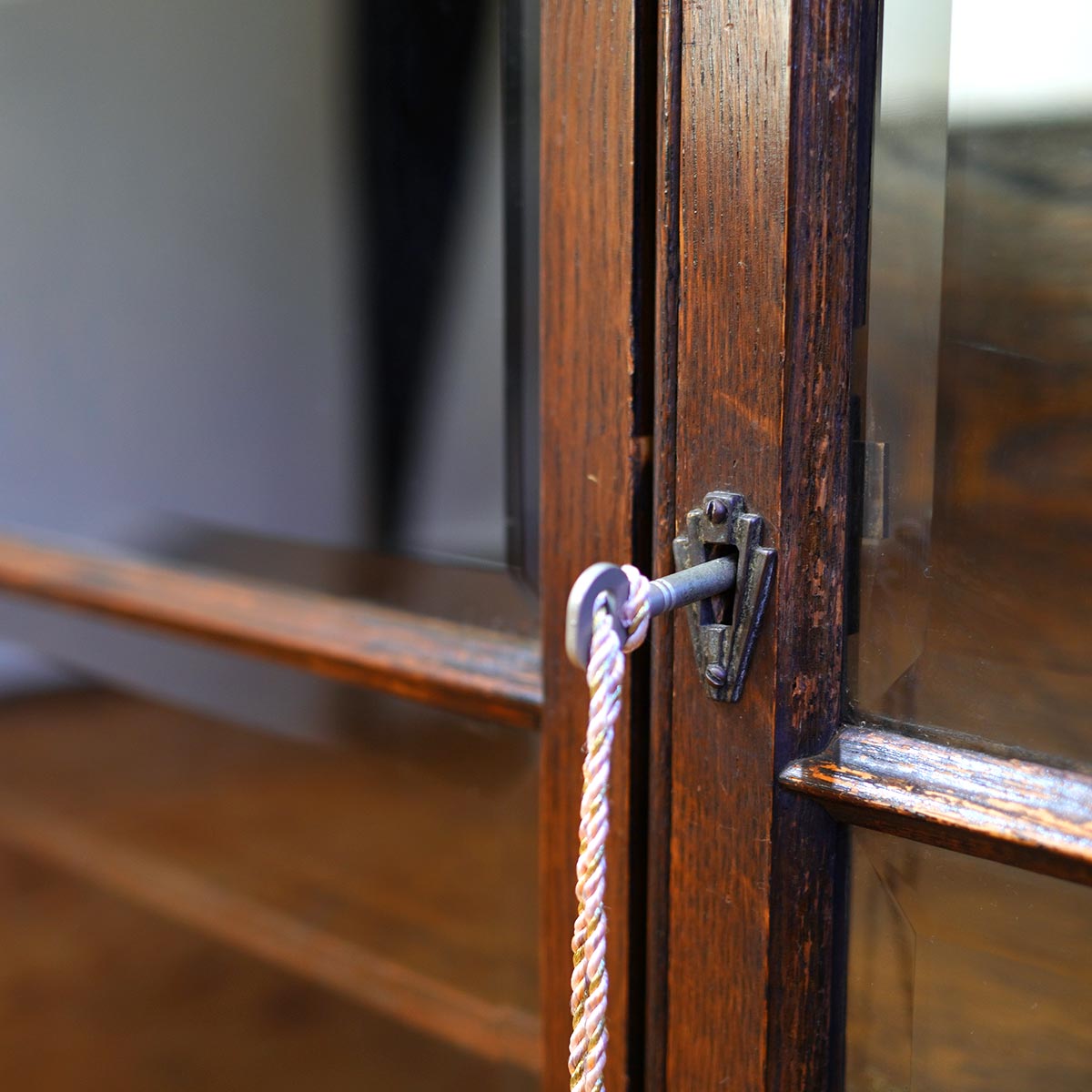 英国アンティーク 飾り棚 キャビネット クラシカル