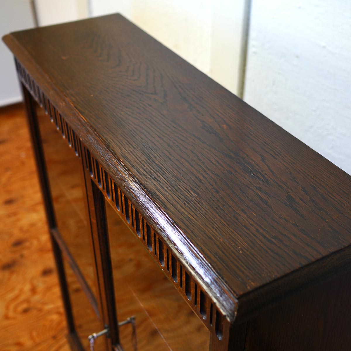 英国アンティーク 飾り棚 キャビネット クラシカル