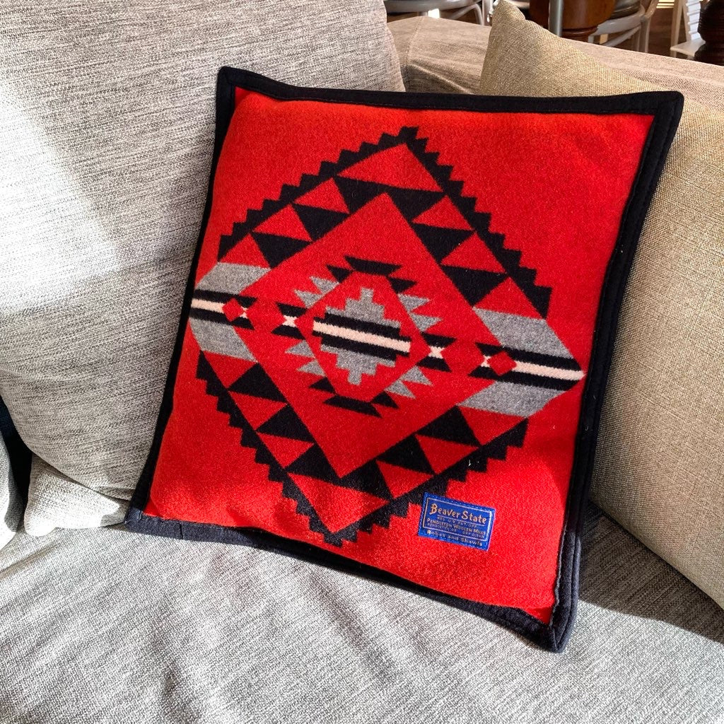 ペンドルトン / PENDLETON クッション 赤 中古 アメリカ ネイティブ柄 