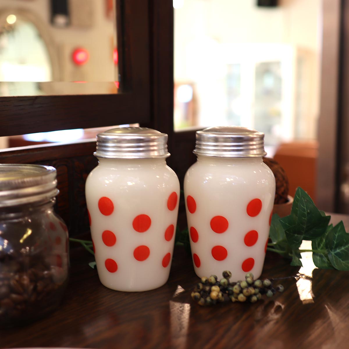 ファイヤーキング / Fire-King レッド ポルカドット ソルト&ペッパーシェイカー 2点セット ヴィンテージ