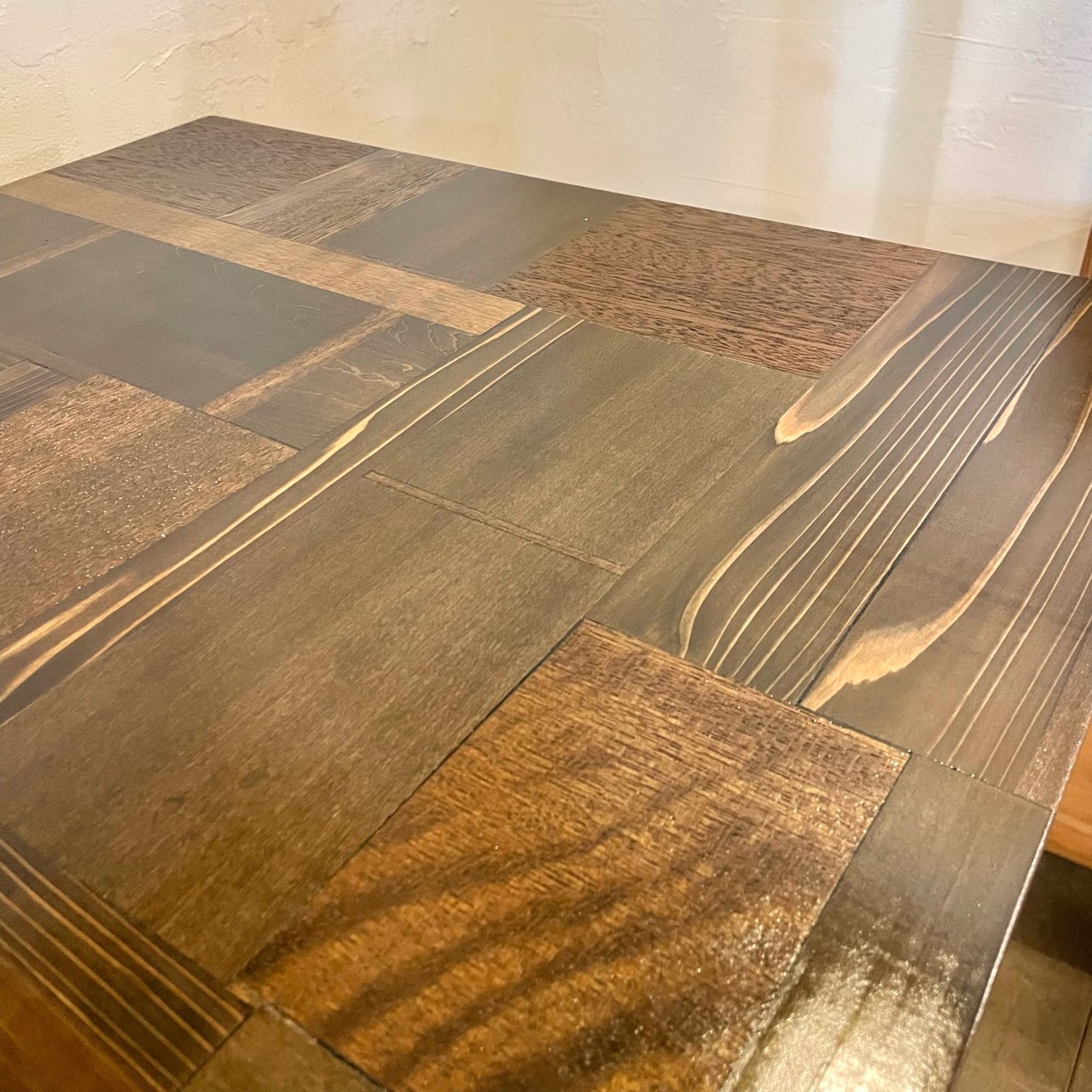 リバイブモブラープロジェクト 不要になった古い家具の木材の細切れから作った一本脚のテーブル スクラップウッドカフェテーブル【3】ブラック SDGs 地球環境にいちばん優しい家具