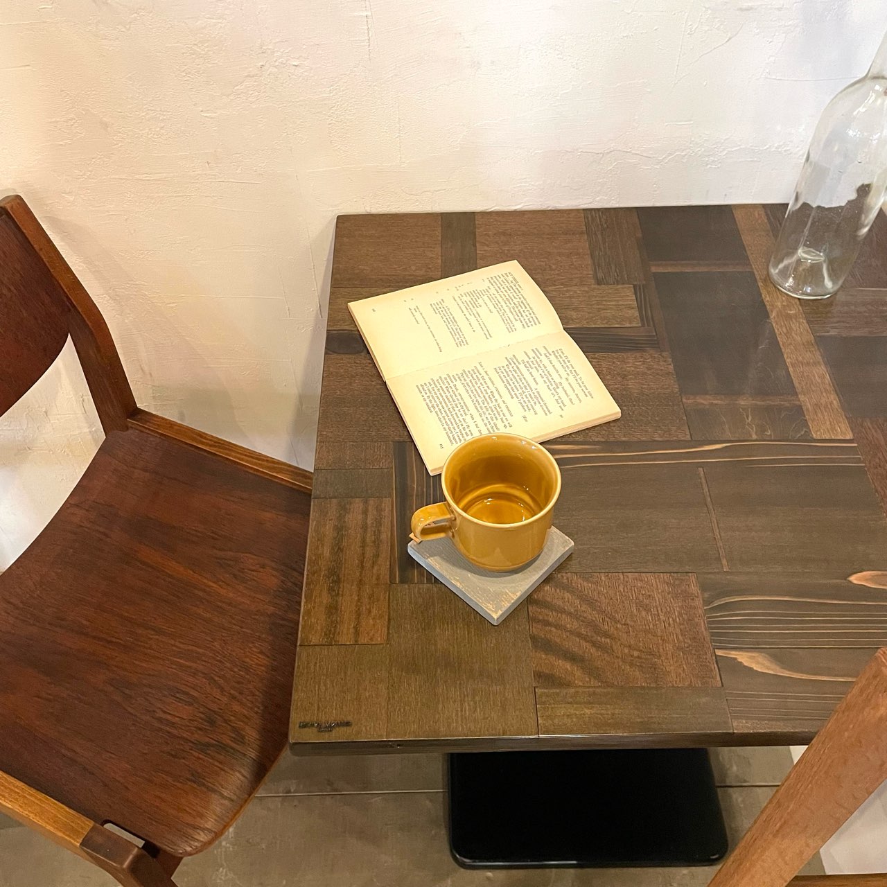 リバイブモブラープロジェクト 不要になった古い家具の木材の細切れから作った一本脚のテーブル スクラップウッドカフェテーブル【3】ブラック SDGs 地球環境にいちばん優しい家具