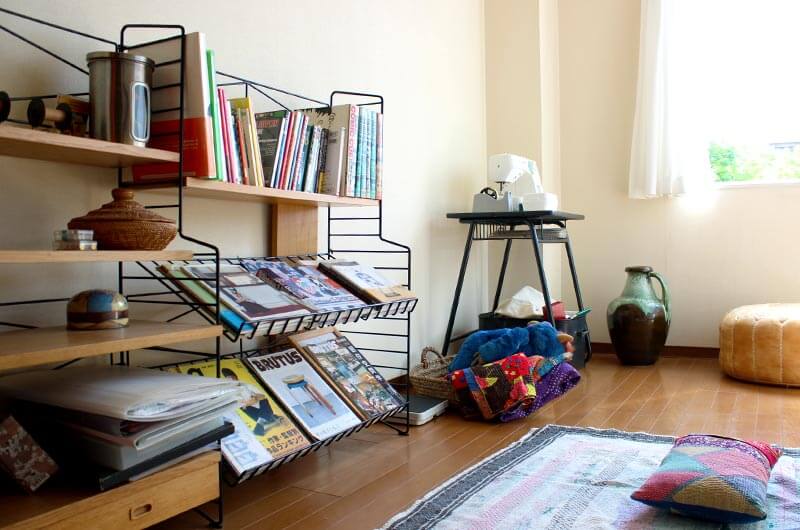 ジャンル違いの家具を生かした部屋：中古家具のある暮らし