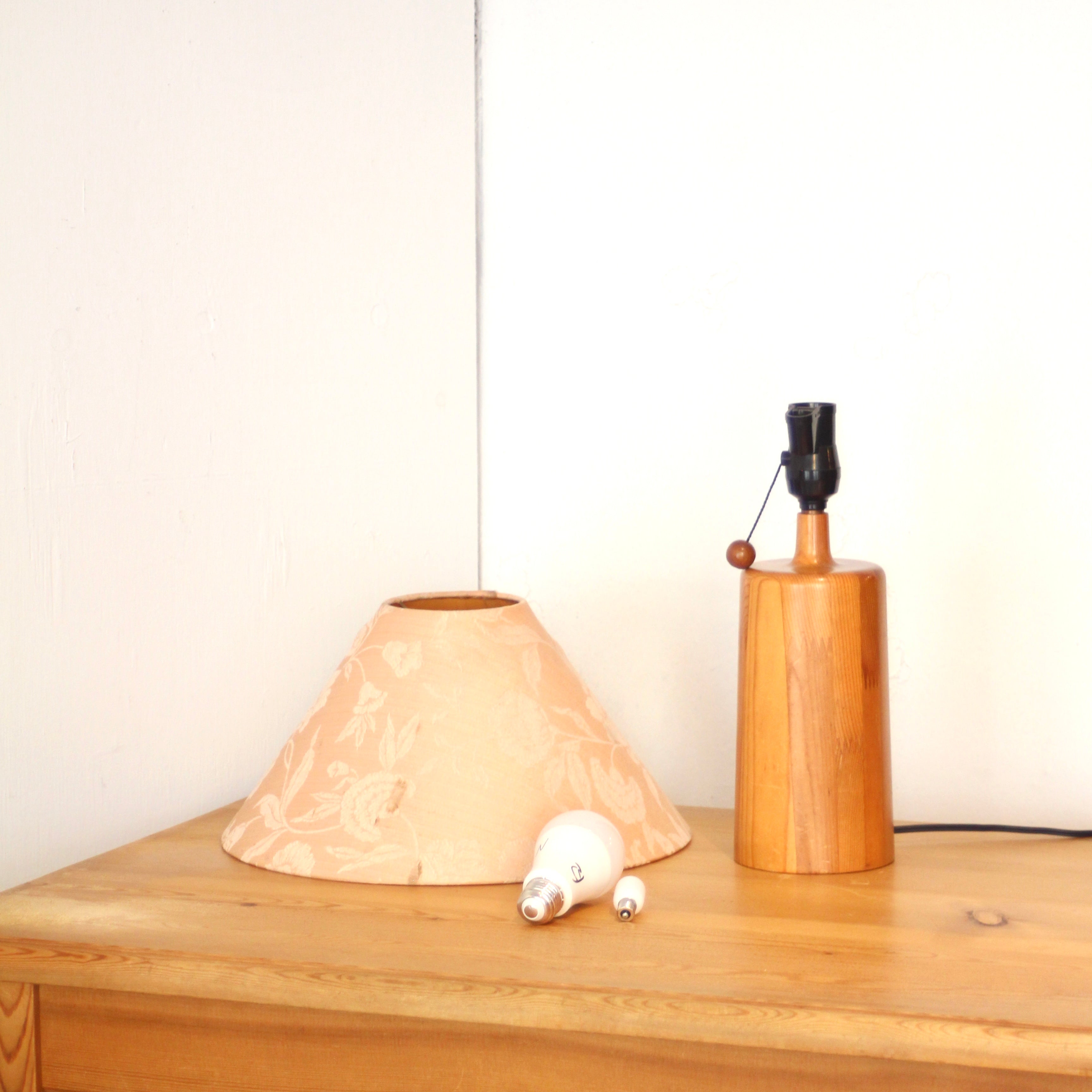 パイン材ベースのテープルランプ 卓上ライト ヴィンテージ