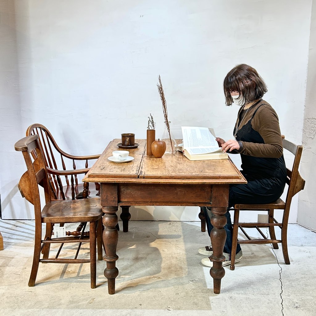 英国アンティーク ろくろ脚のスクエアテーブル オールドパイン