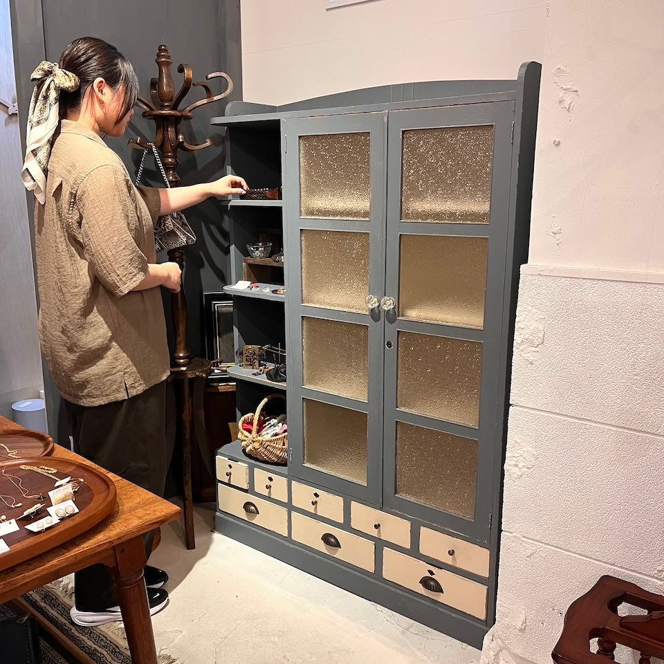 レトロなペイントキャビネット 食器棚 ヴィンテージ
