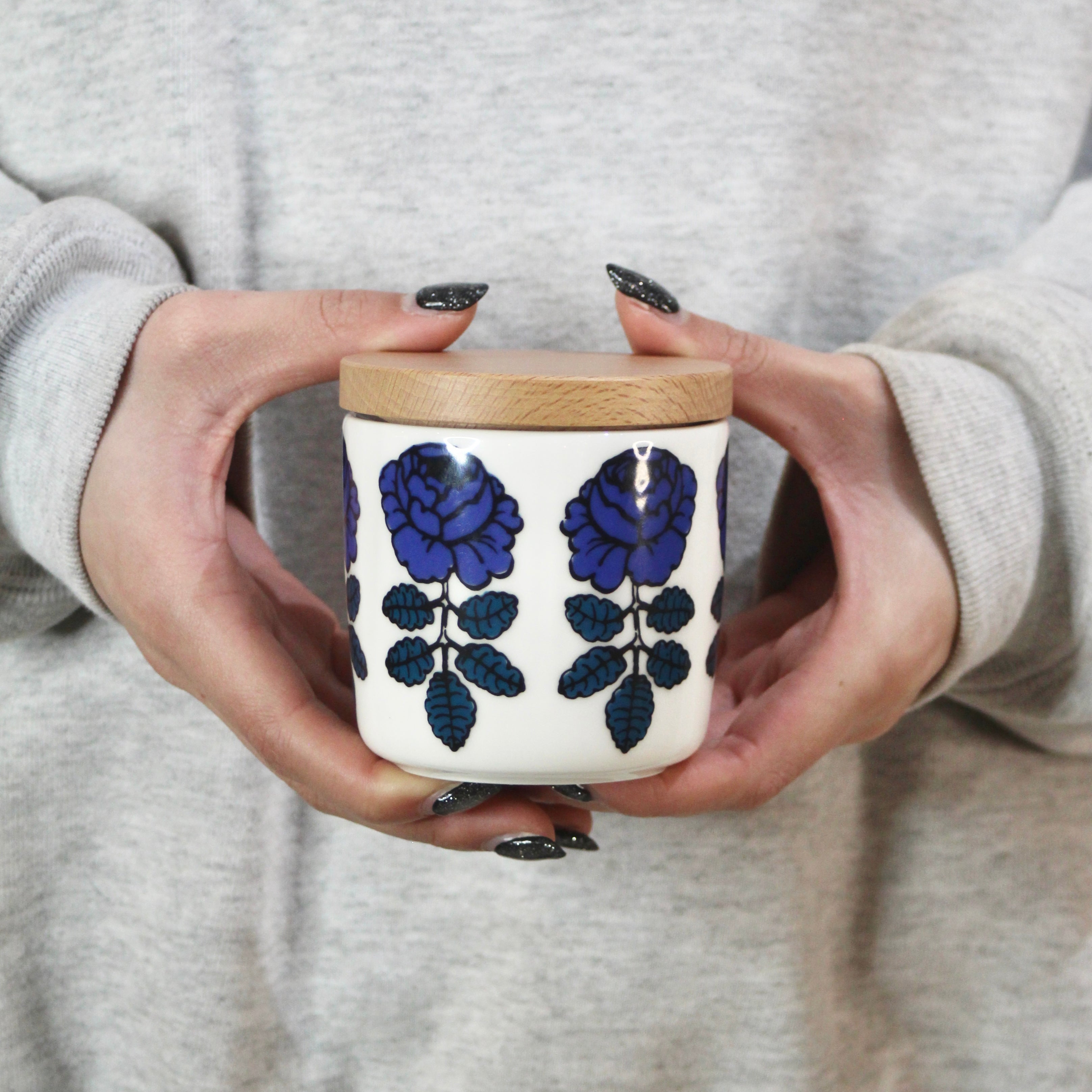 マリメッコ / marimekko ヴィヒキルース / VIHKIRUUSU ラテマグ蓋付き バラ柄 ダークブルー