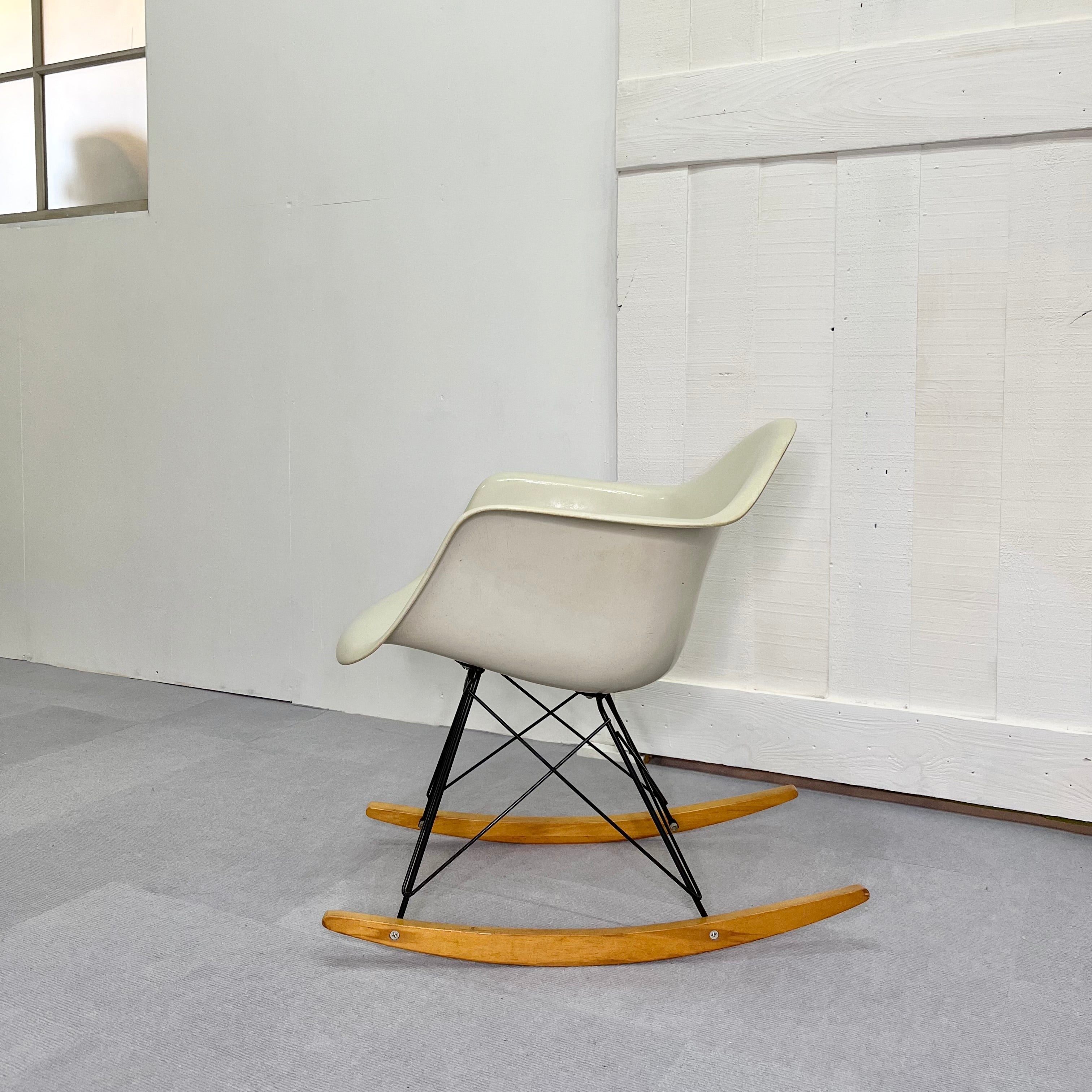 ハーマンミラー /  Herman Miller アームシェルチェア3rd  FRP ロッカーベース ホワイト チャールズ＆レイ・イームズ ヴィンテージ