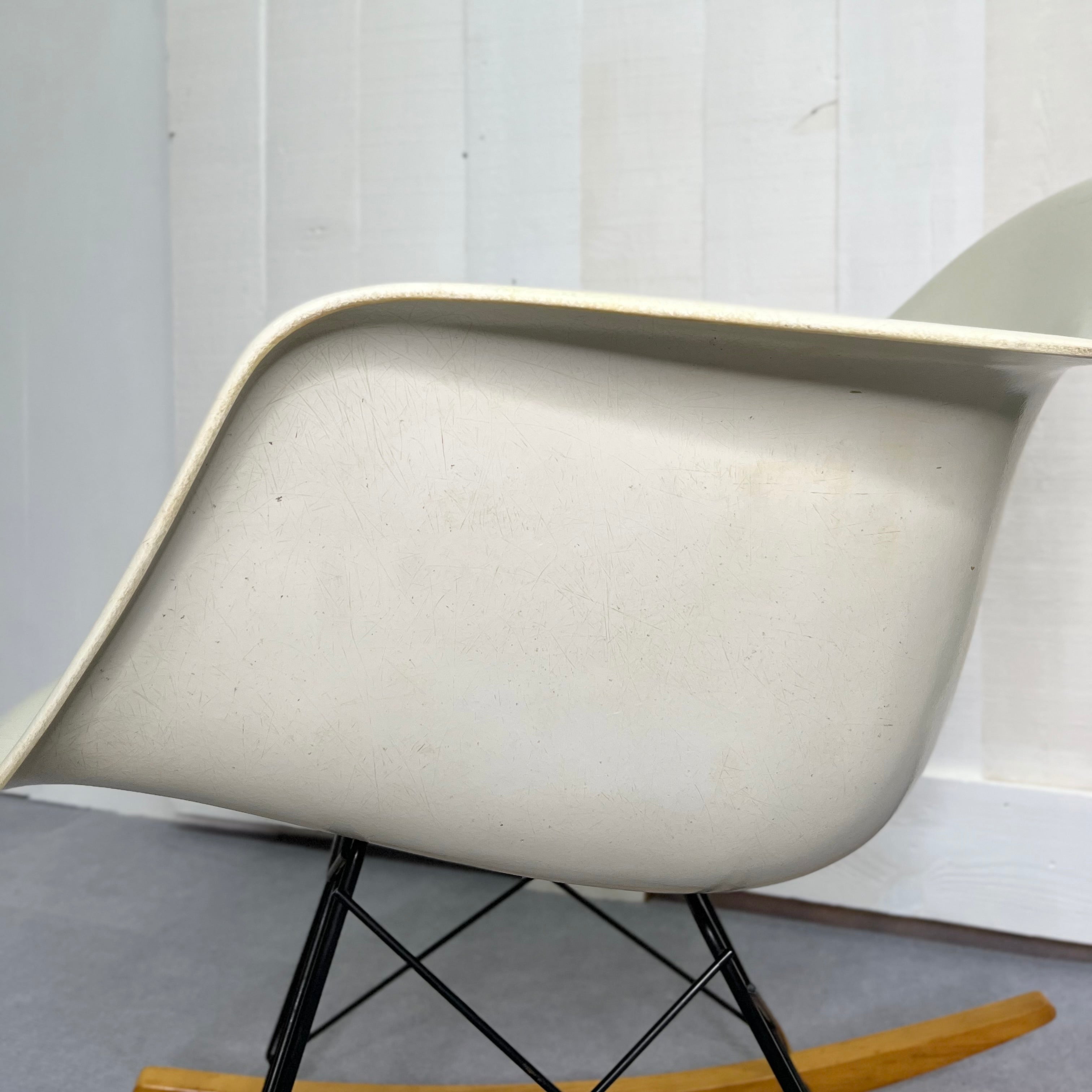 ハーマンミラー /  Herman Miller アームシェルチェア3rd  FRP ロッカーベース ホワイト チャールズ＆レイ・イームズ ヴィンテージ