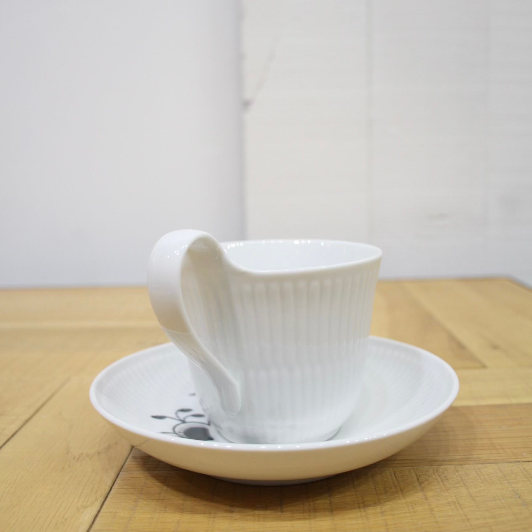 ロイヤルコペンハーゲン / Royal Copenhagen ブラックフルーテッド ハイハンドル カップ＆ソーサー 未使用