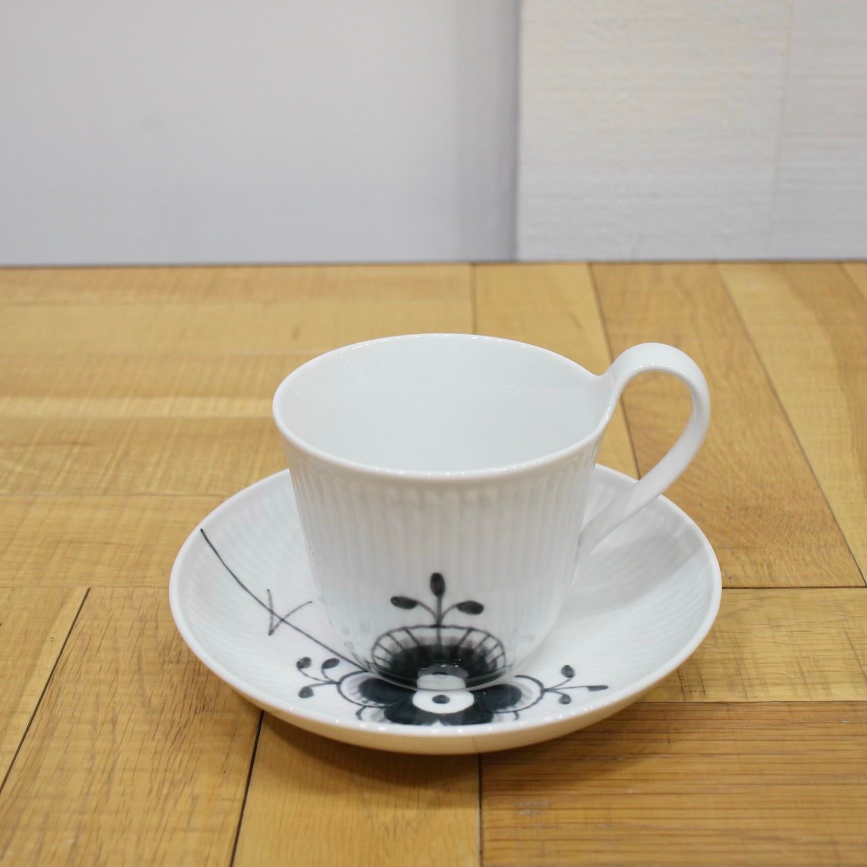 ロイヤルコペンハーゲン / Royal Copenhagen ブラックフルーテッド ハイハンドル カップ＆ソーサー 未使用