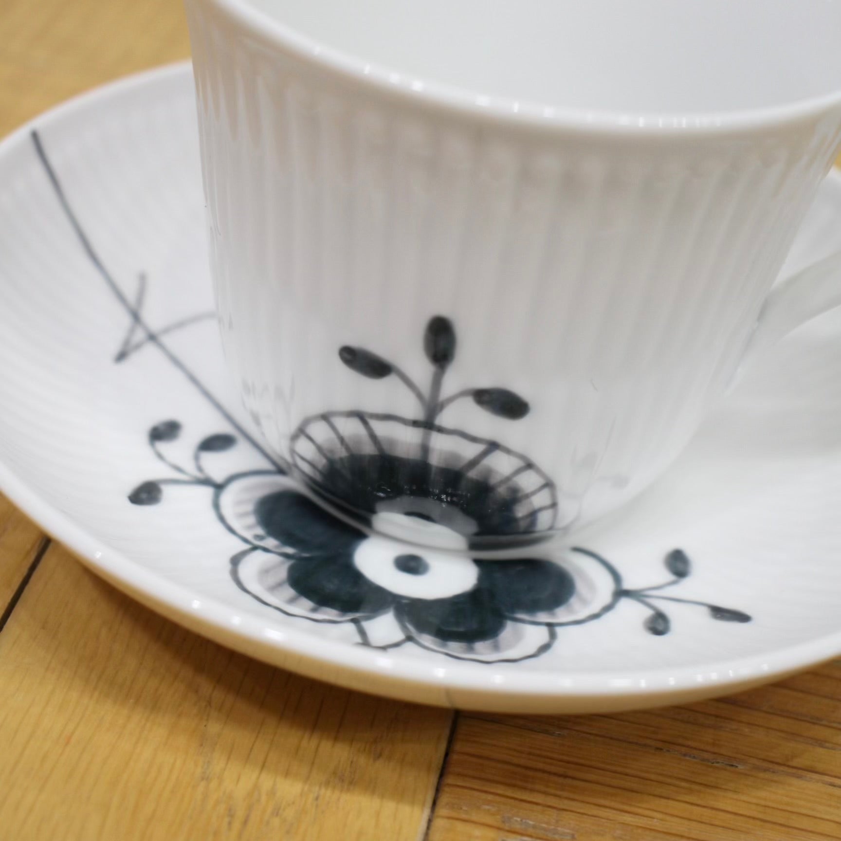 ロイヤルコペンハーゲン / Royal Copenhagen ブラックフルーテッド ハイハンドル カップ＆ソーサー 未使用