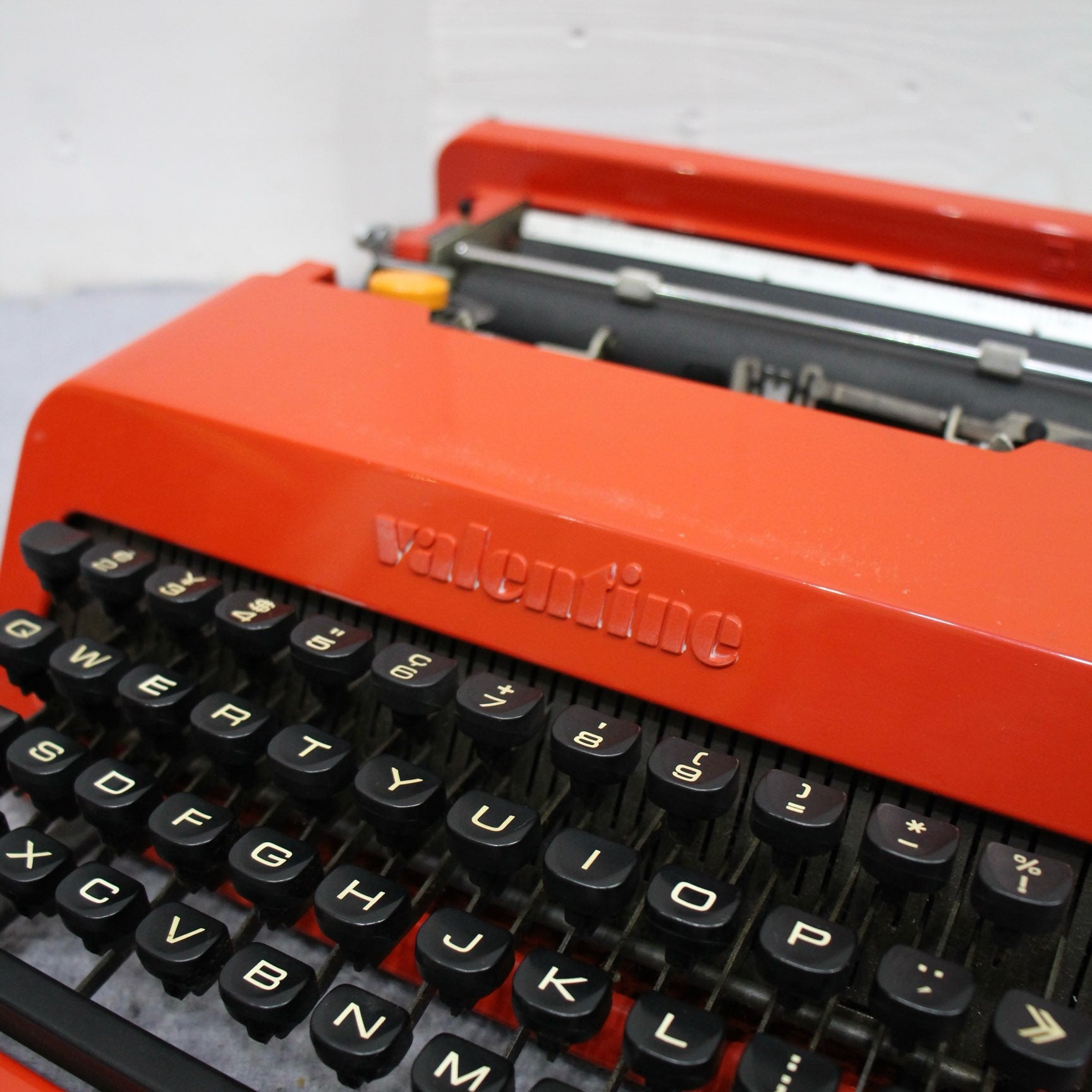 Olivetti オリベッティ Valentine タイプライター 中古品 オリベッティ バレンタイン プレミアム中古タイプライター｜タイプ