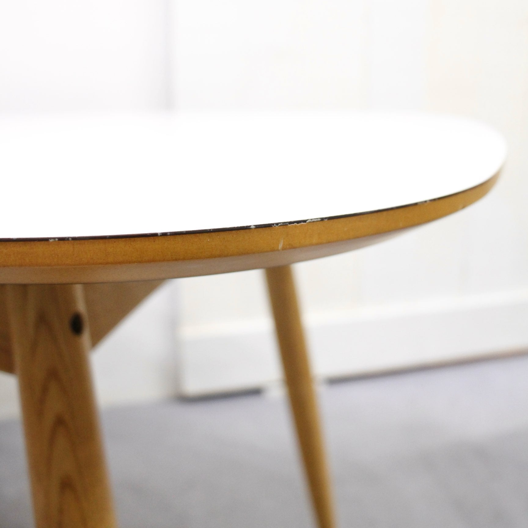 カリモク60+ Dテーブル メラミントップ 小ぶり 高さ調整 白 中古