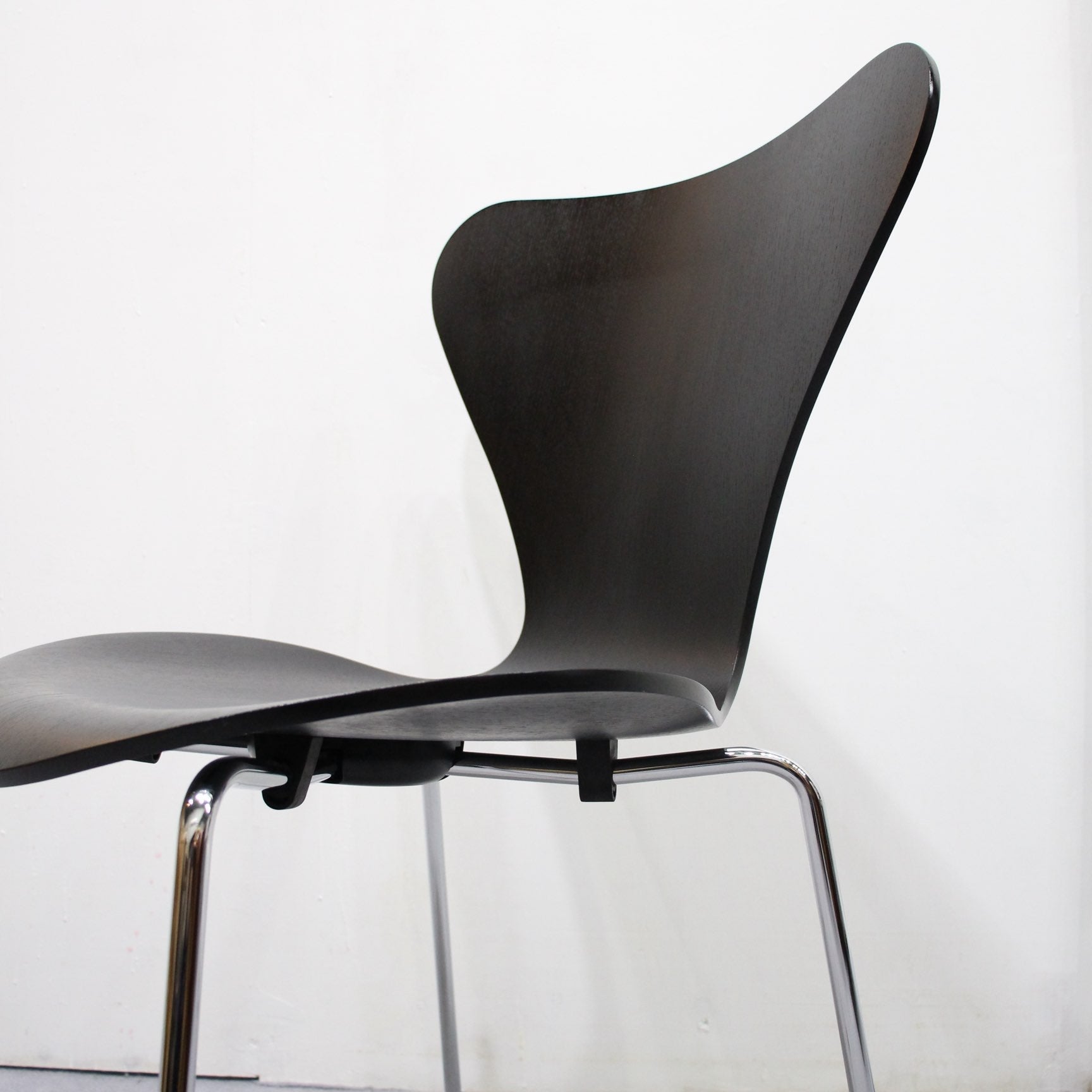 フリッツ・ハンセン / FRITZ HANSEN セブンチェア カラードアッシュ ブラック アルネ・ヤコブセン - Restyle