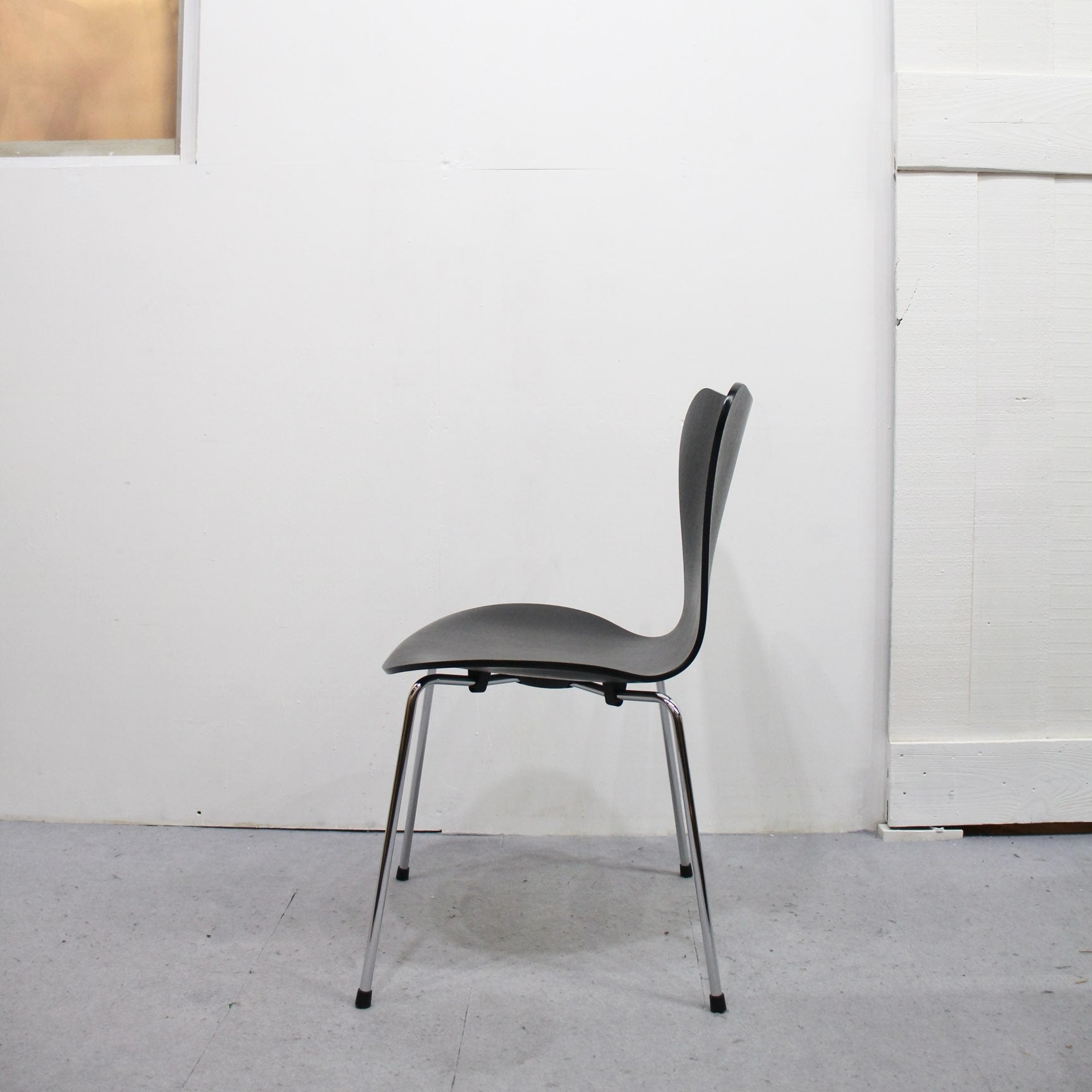 フリッツ・ハンセン / FRITZ HANSEN セブンチェア カラードアッシュ ブラック アルネ・ヤコブセン - Restyle