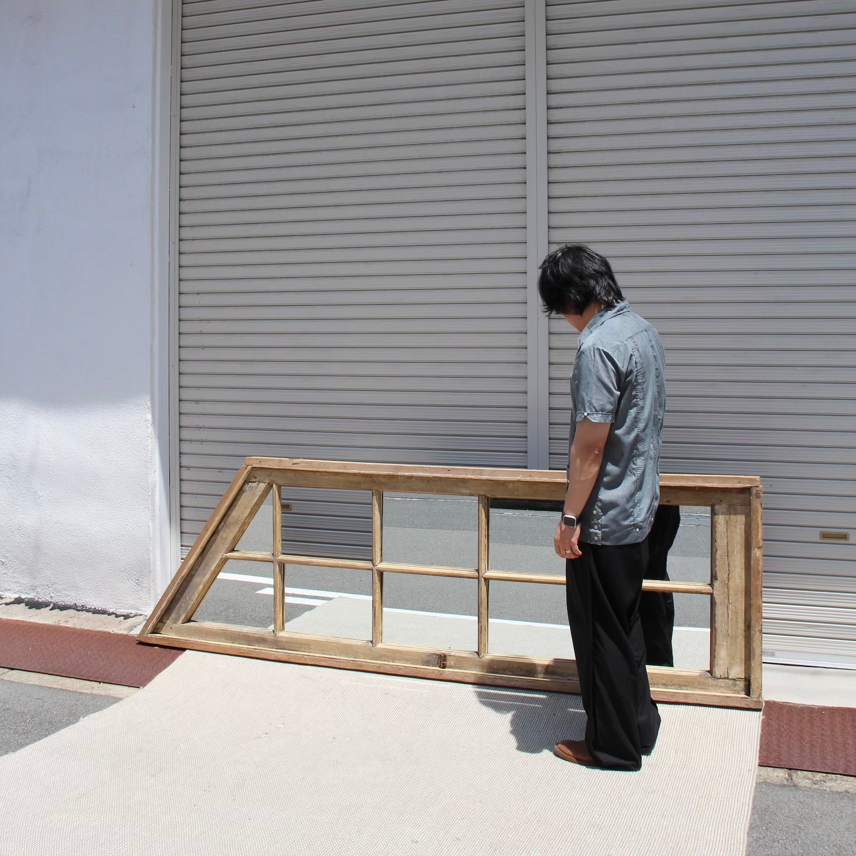 アンティークの大きな窓  鏡の扉 古い建具