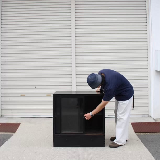 日本の古い黒塗りでゆらゆらガラスのキャビネット アンティーク