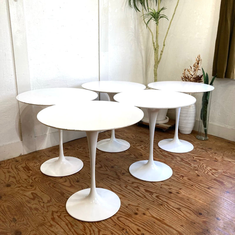 チューリップテーブル  天板直径90cm  色ホワイト　エーロサーリネンによるデザイン　リプロダクト　ジェネリック　デザイナーズ家具　パーソナルテーブル　サイドテーブル　ダイニングテーブル　ラウンドテーブル　丸テーブル　カフェテーブル　一本脚