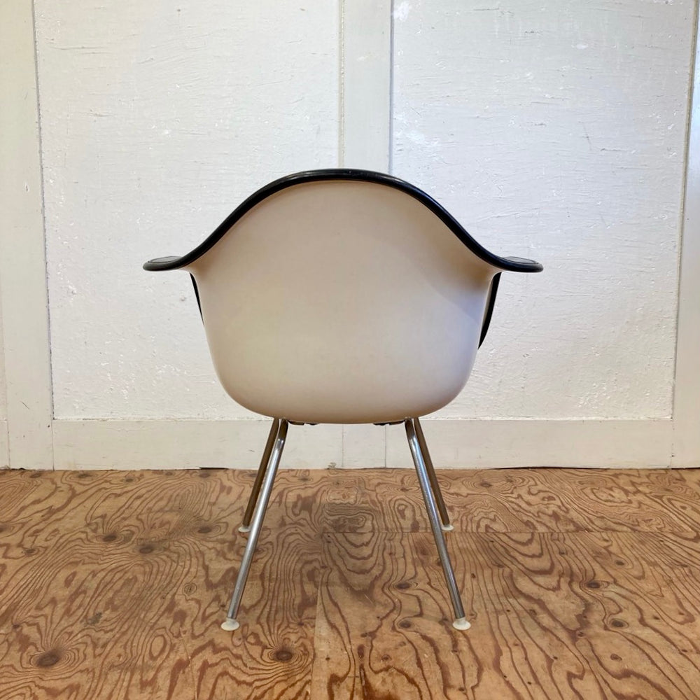 ハーマンミラー イームズ ナウガハイドレザー HermanMiller 