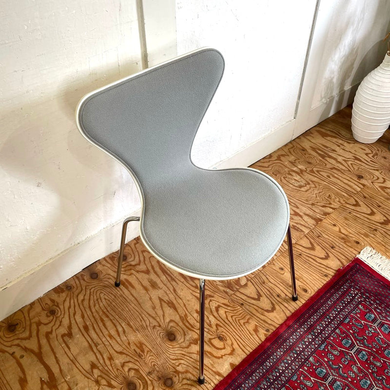 フリッツ・ハンセン / FRITZ HANSEN セブンチェア  ホワイト フロントパディング グレー アルネ・ヤコブセン 中古