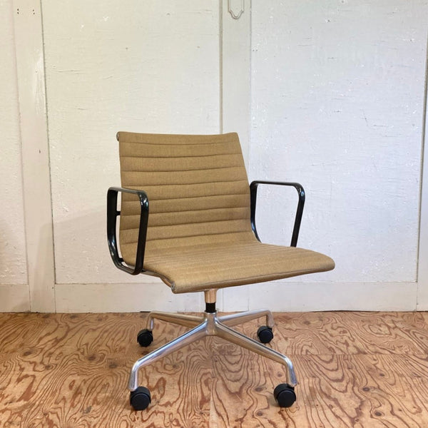 ハーマンミラー / Herman Miller  イームズ アルミナムグループ マネジメントチェア ベージュ デスクチェア 4本レッグ ヴィンテージ