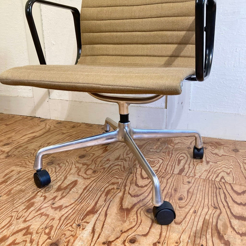 ハーマンミラー / Herman Miller  イームズ アルミナムグループ マネジメントチェア ベージュ デスクチェア 4本レッグ ヴィンテージ