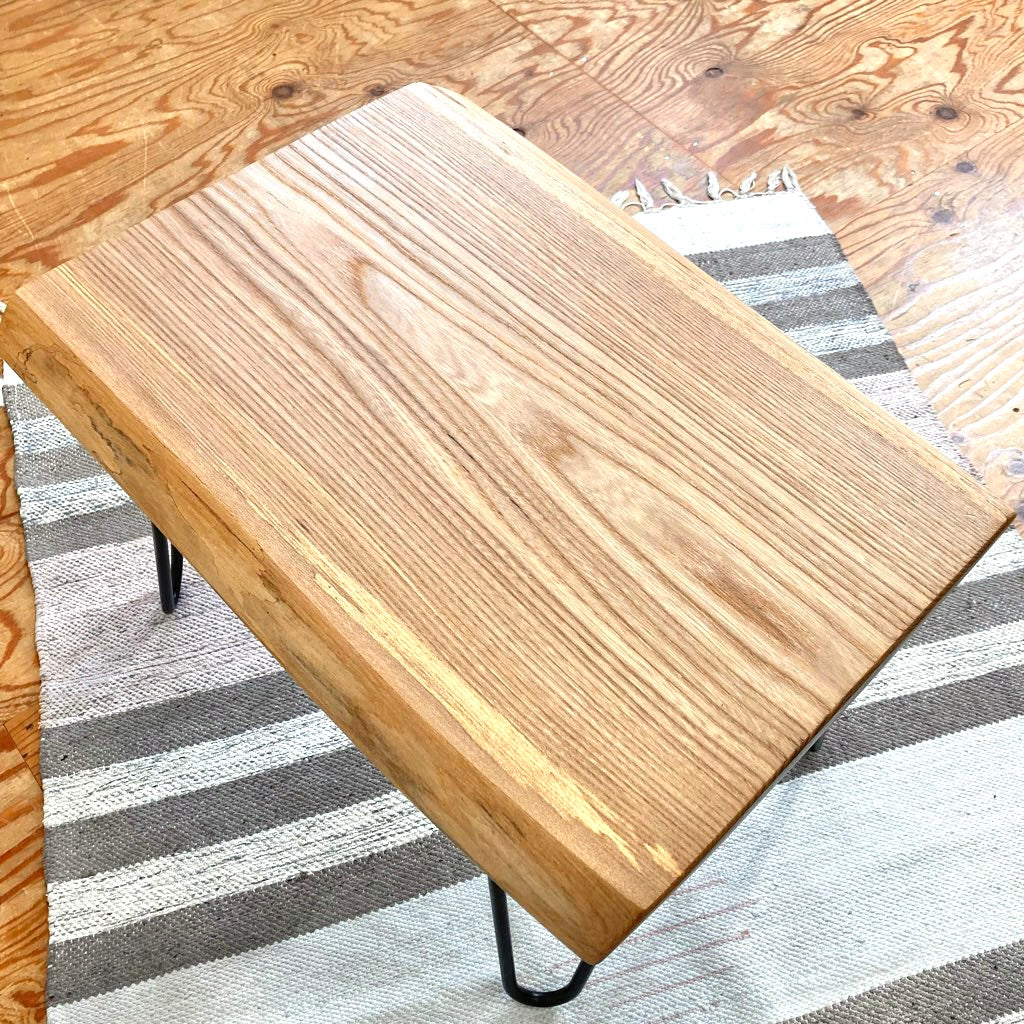 不要になった古いニレ無垢材のベンチから作った サイドテーブル