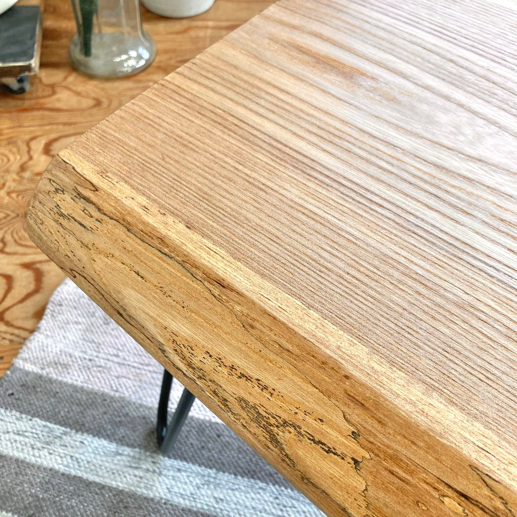 不要になった古いニレ無垢材のベンチから作った サイドテーブル