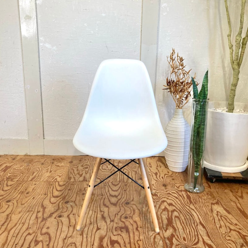 ハーマンミラー /  Herman Miller サイドシェルチェア ホワイト ダヴェルベース 【2】 チャールズ＆レイ・イームズ 中古<i>動画</i>