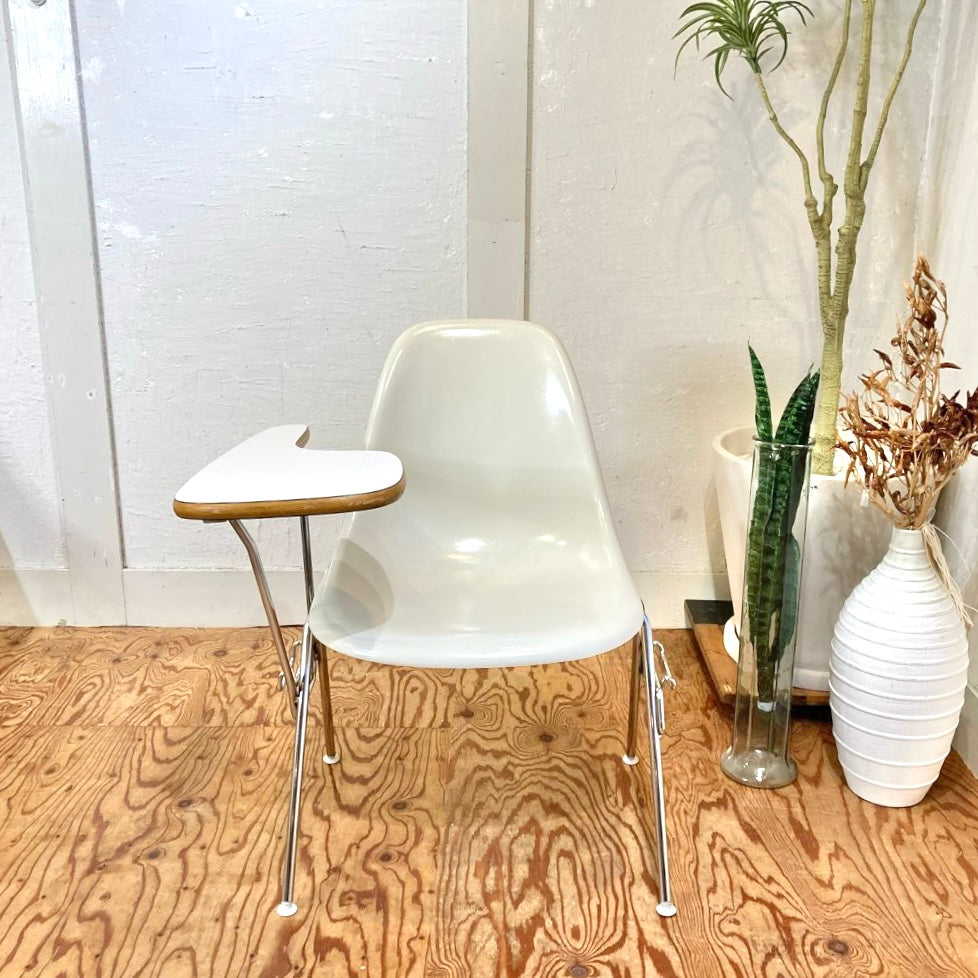 ハーマンミラー /  Herman Miller サイドシェルチェア ホワイト スタッキングベース メモ台付き チャールズ＆レイ・イームズ FRP ヴィンテージ
