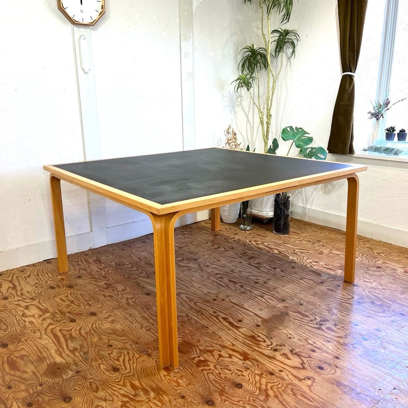 マグナス・オルセン / MAGNUS OLESEN ダイニングテーブル 1400×1400 ブラック デンマーク 中古