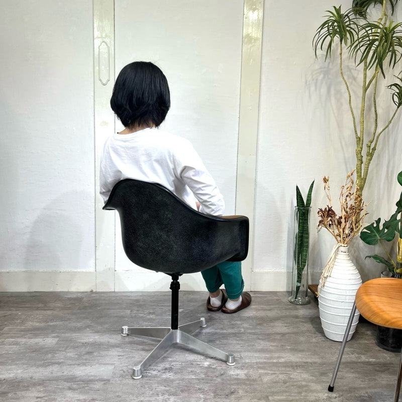 ハーマンミラー / Herman Miller アームシェルチェア コントラクトベース チャールズ＆レイ・イームズ  FRP