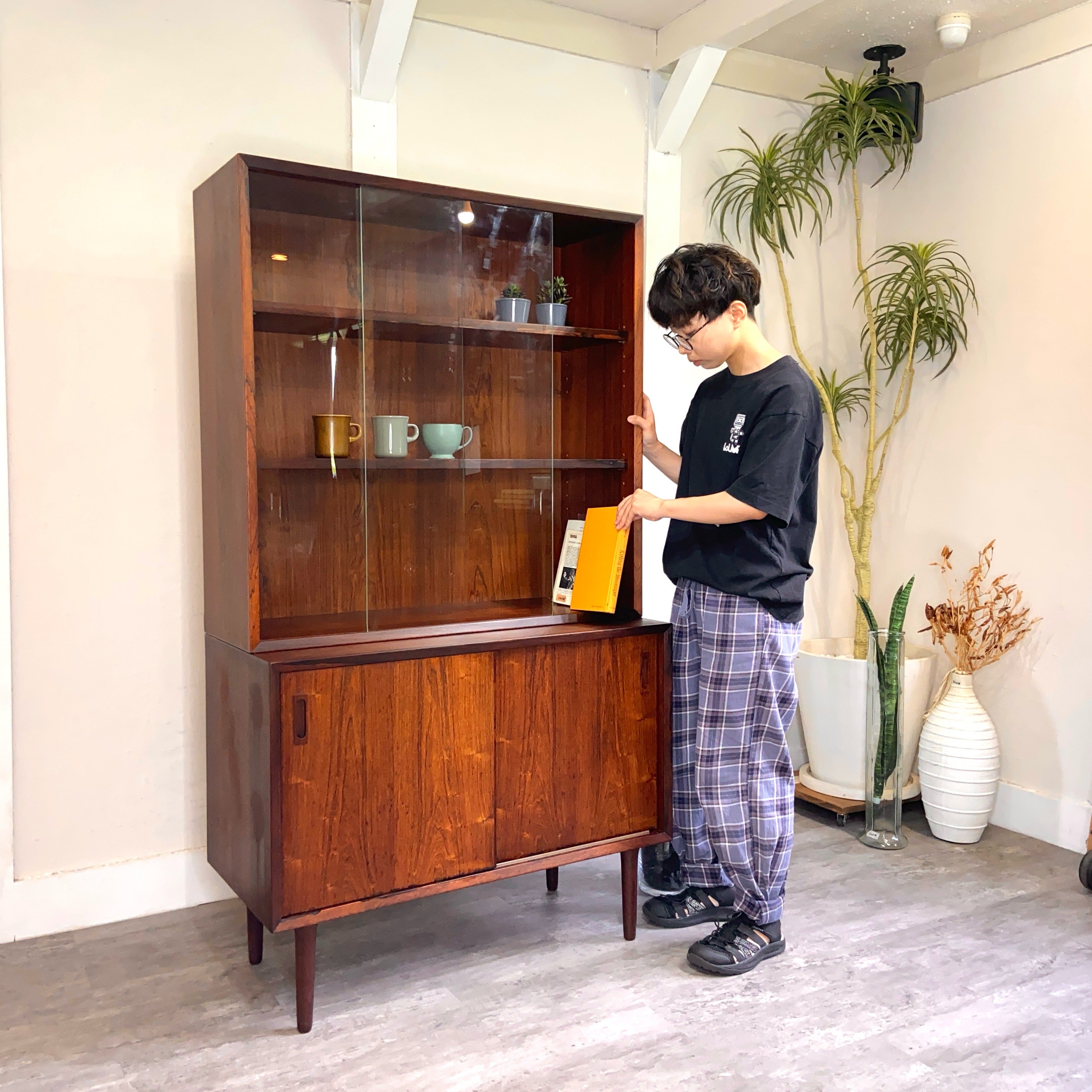 LYBY Mobler ガラスキャビネット カップボード ディスプレイ LYBY Mobler ガラスキャビネット カップボード ディスプレイ