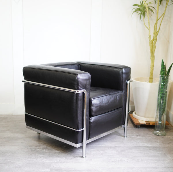 カッシーナ Cassina LC2 1人掛けソファ ブラック ル・コルビュジェ 本革 中古 名作 ラウンジ 応接室 社長室 モダン シンプル