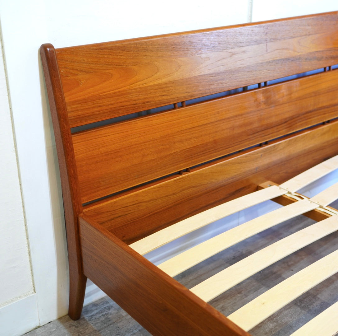 トーリング / Torring Möbelfabrik ダブルベッドフレーム チーク ヴィンテージ