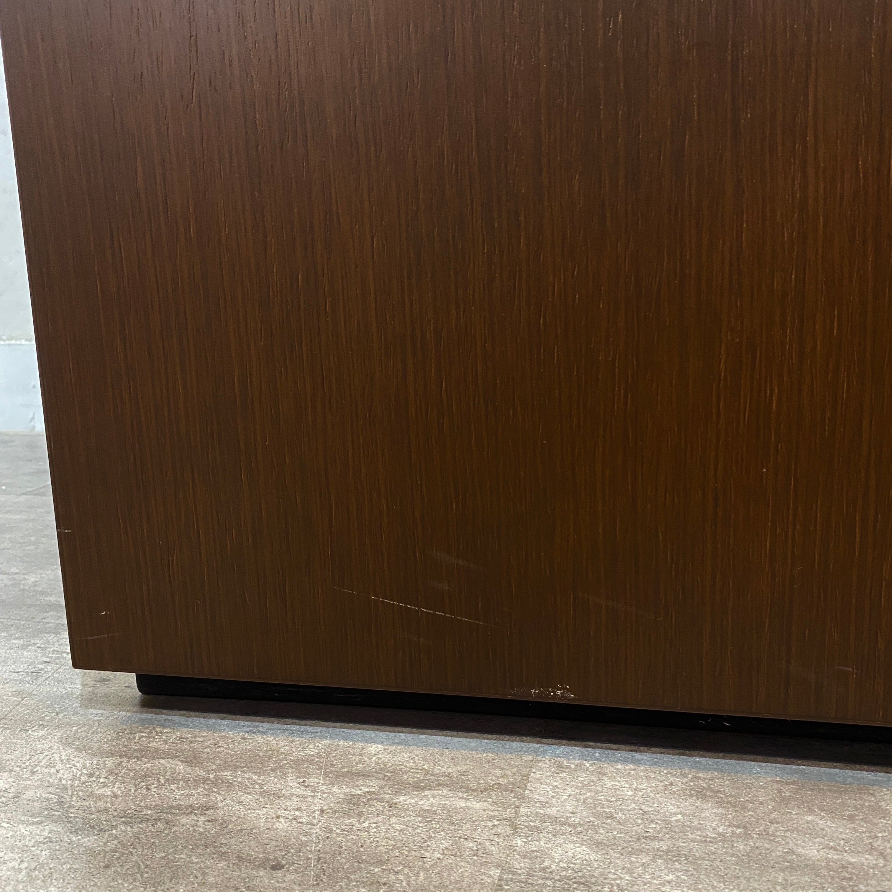 アルフレックス / arflex コンダクター / CONDUCTOR ガラスキャビネット 照明付